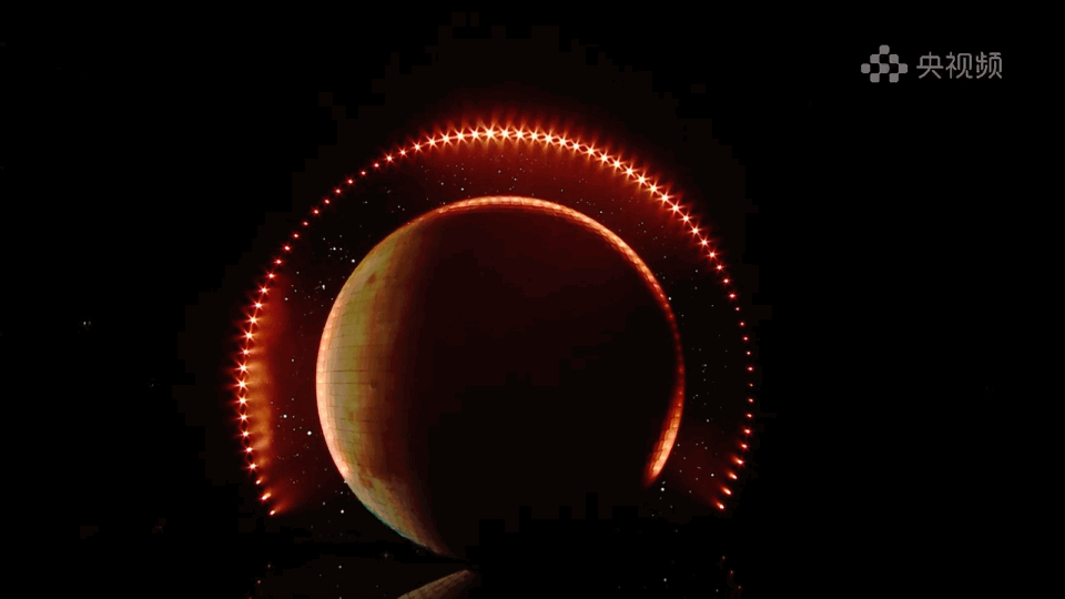 聚是鸿蒙气，散是满天星！《鸿蒙星光盛典》用四万盏灯点亮“在一起”的信念。18米月