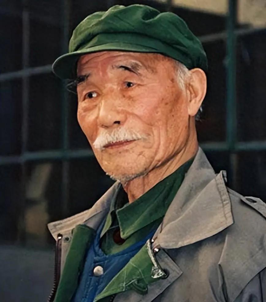 1978年，开国中将孙毅中将外出理发，剪完之后还觉得长，于是让理发小伙再修一修。