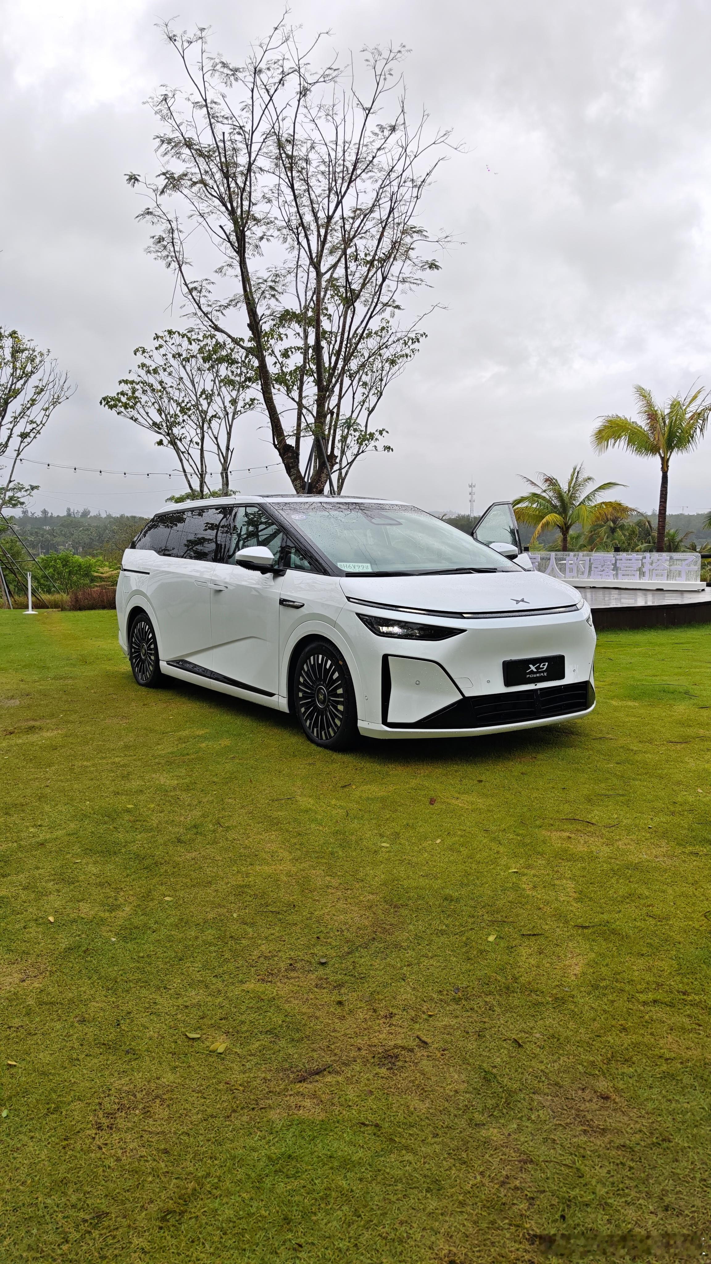 在海南拍小鹏X9增程版。满油满电续航1600多公里这续航水平，能环海南岛几圈？1