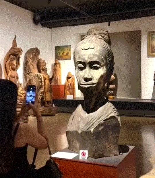 万万没有想到，女子和闺蜜一起去博物馆参观文物，结果二人参观过程中，就注意到一个古