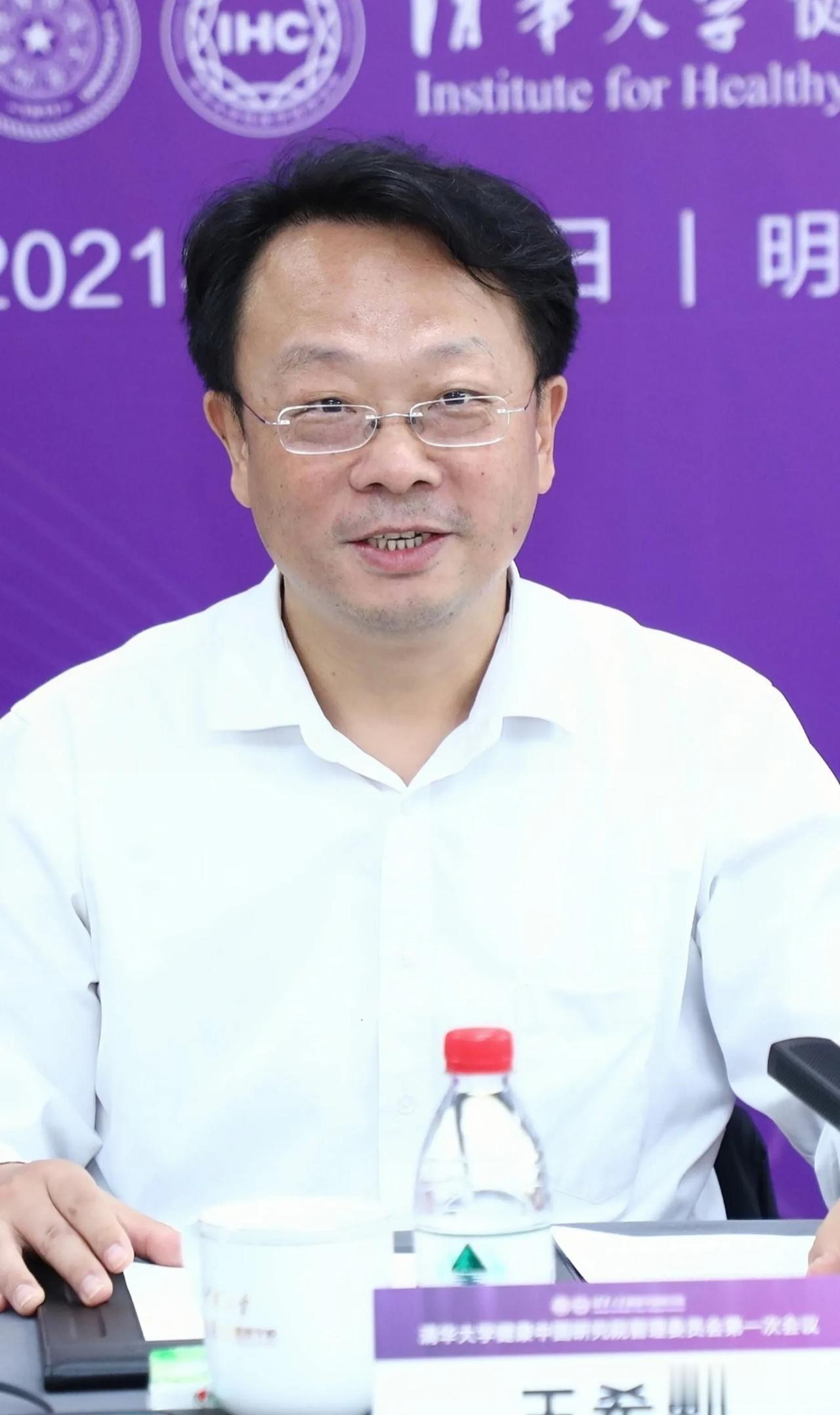 面对波涛汹涌的网络舆情，清华校长王希勤向2023年考生发出邀请信:

春风化雨的