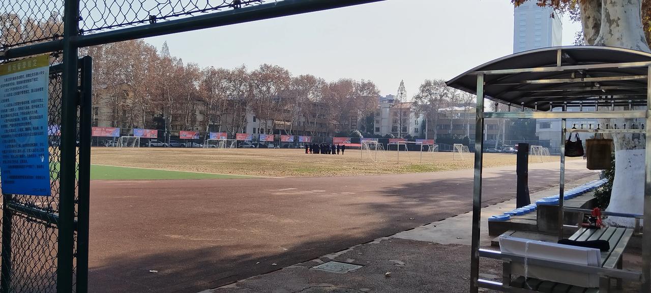 南京市北京东路小学足球场。