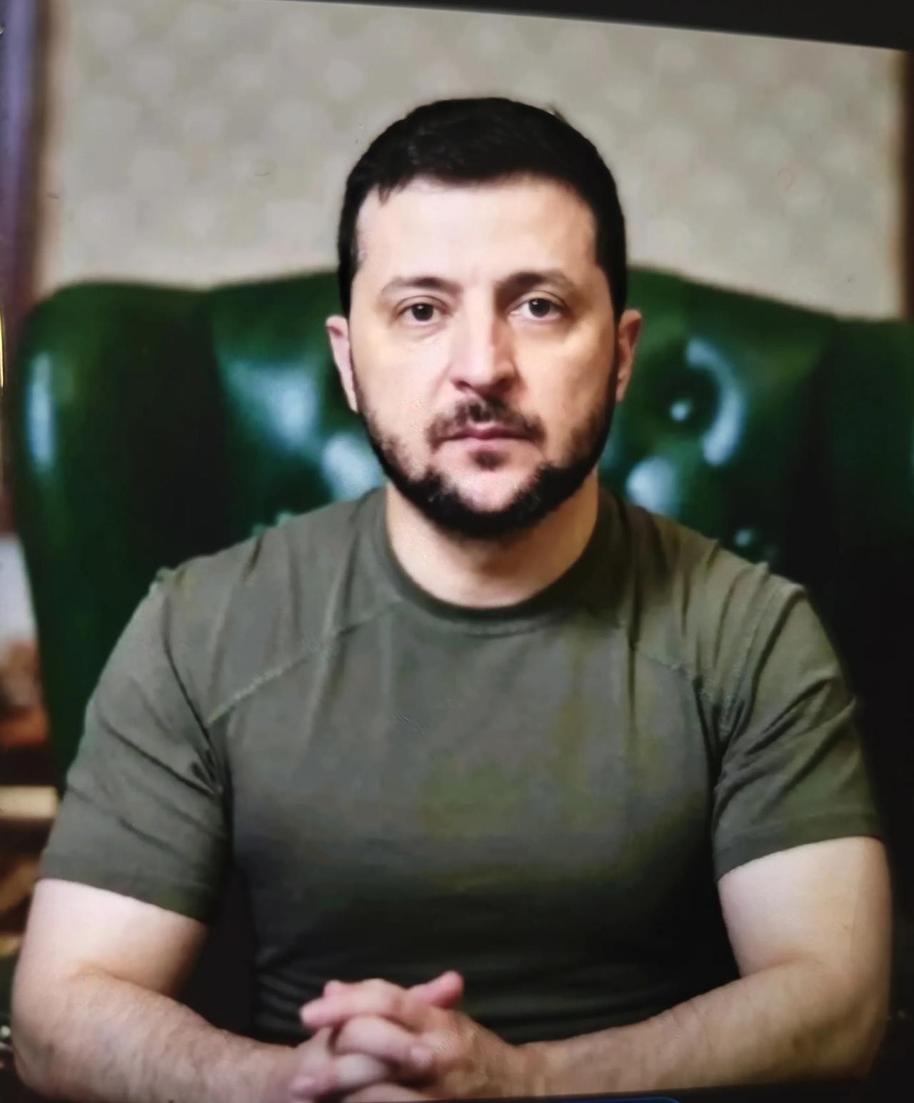 泽连斯基向圣诞老人许愿。
他称，自远古以来，乌克兰人便坚信，在圣诞前夜，天堂之门