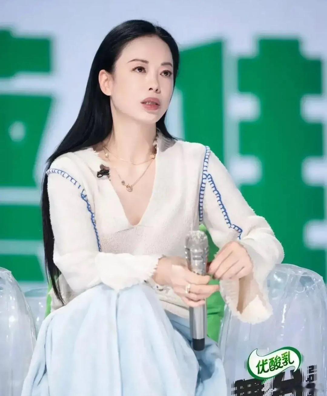 黄绮珊到底是施了什么神奇魔法？变化真的是太大了，看起来一下子减龄二十岁不说，整个