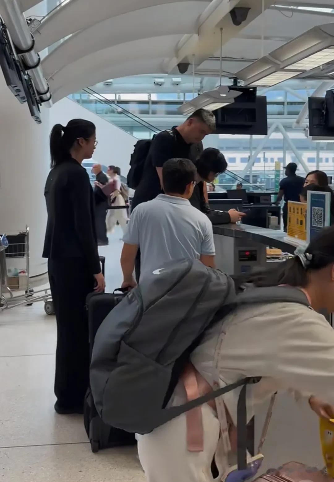 姚明一家子现身纽约机场，16岁的姚沁蕾这是含着父母优质的身高基因出生的啊，这估摸