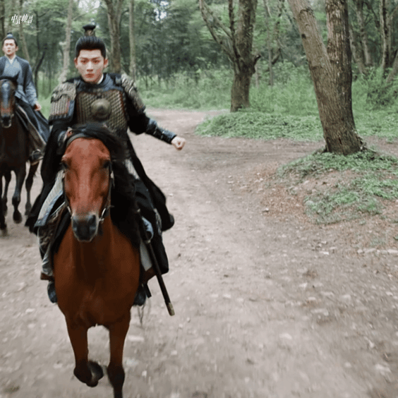 张晚意骑马的动作看起来好奇怪啊，太僵硬了 ​​​