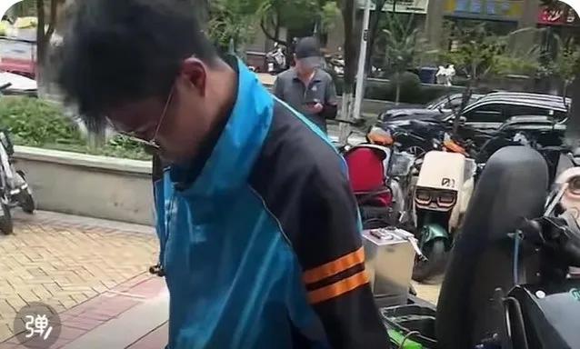 2024年，浙江台州，外卖小哥带着3岁女儿送外卖，不料，女儿竟被人抱走。外卖小哥