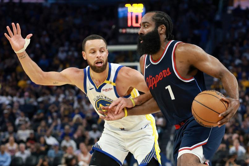 据名记Shams Charania报道，快船将哈登送去骑士，换来加兰和一个202