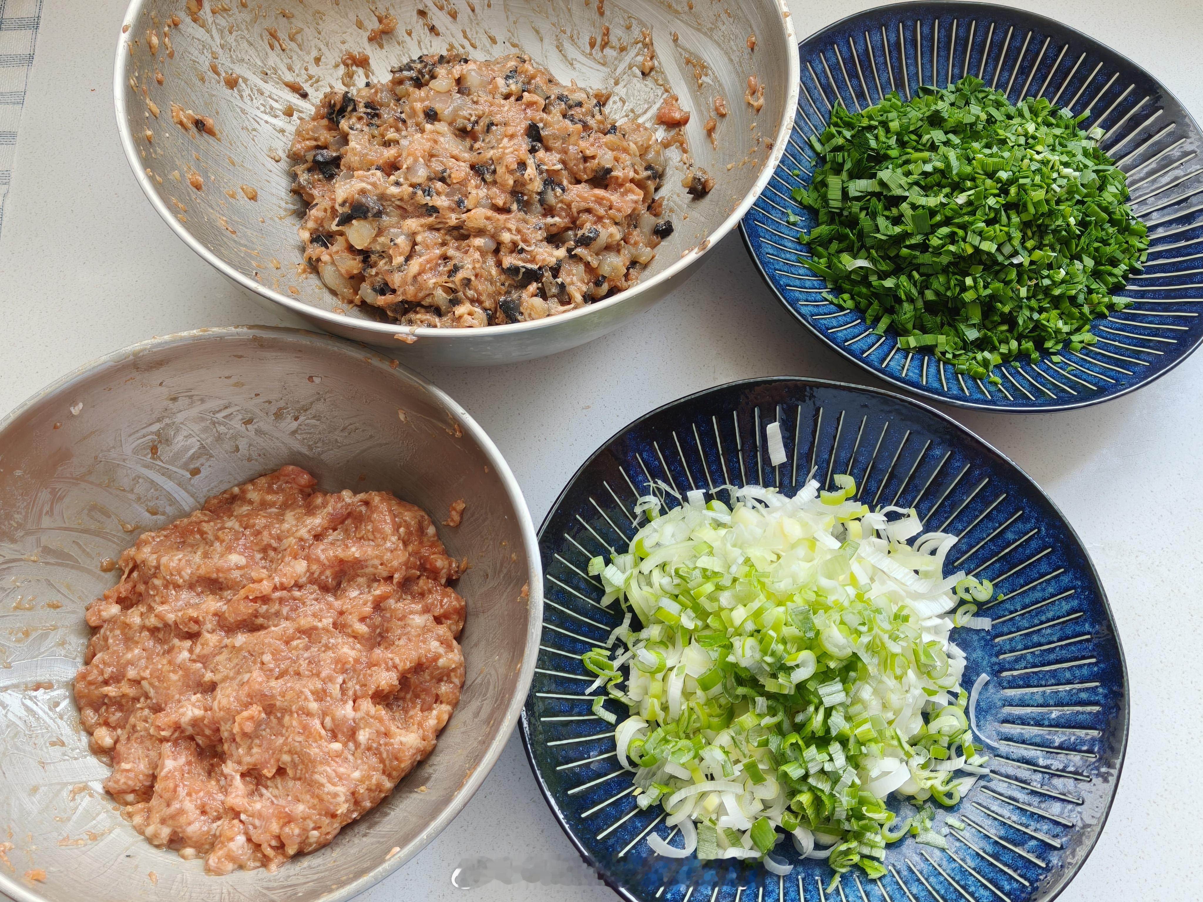 擀皮和馅都正常 唯独包的时候像脑瘫患者康复训练 ​就算如此也依然对吃饺子抱有极大