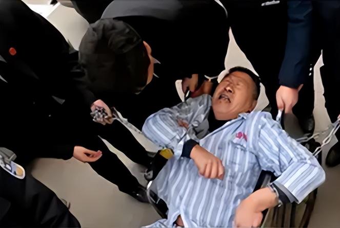 2015年，在京煤集团总医院霸占了病床3年的“钉子户”，被法院强制腾退床位。然而