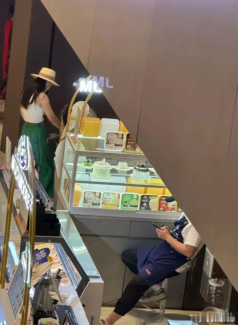 倩带着女儿，在武汉一家商场逛街，转眼间女儿都这么大了，不过现场并没有前夫哥在场。