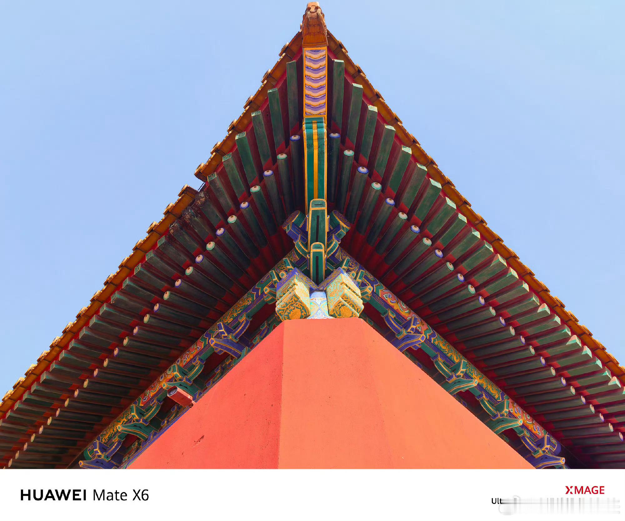 华为MateX6红枫原色拍得出色 朱红宫墙映日，金黄琉璃生辉。 华为MateX6