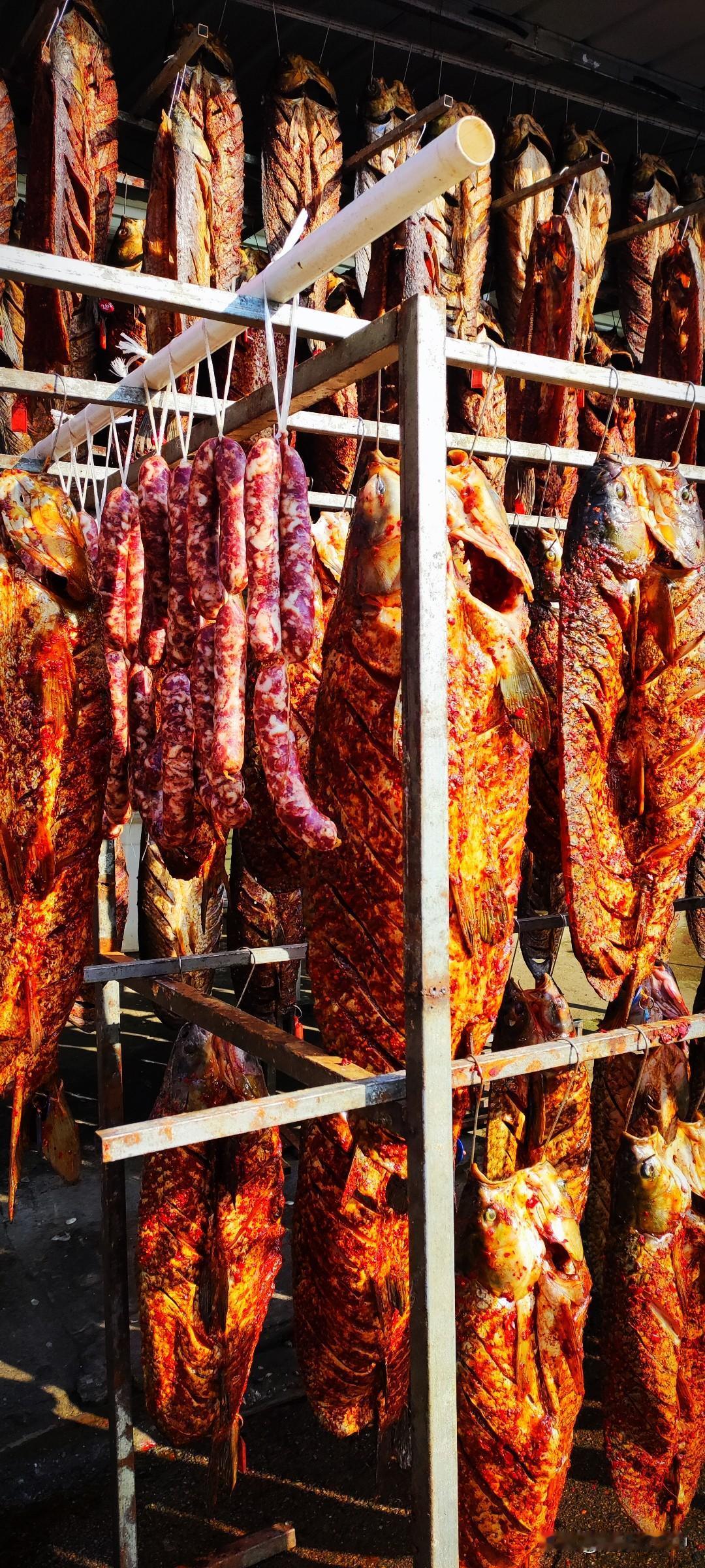 冬日生活随拍老爸电话里说想吃腊鸭子，我去菜市场逛逛。西关这里倒是有几户，摆着一架