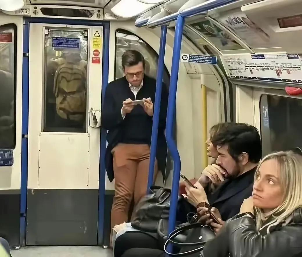 网友在伦敦地铁看到费翔，费翔在认真刷手机。