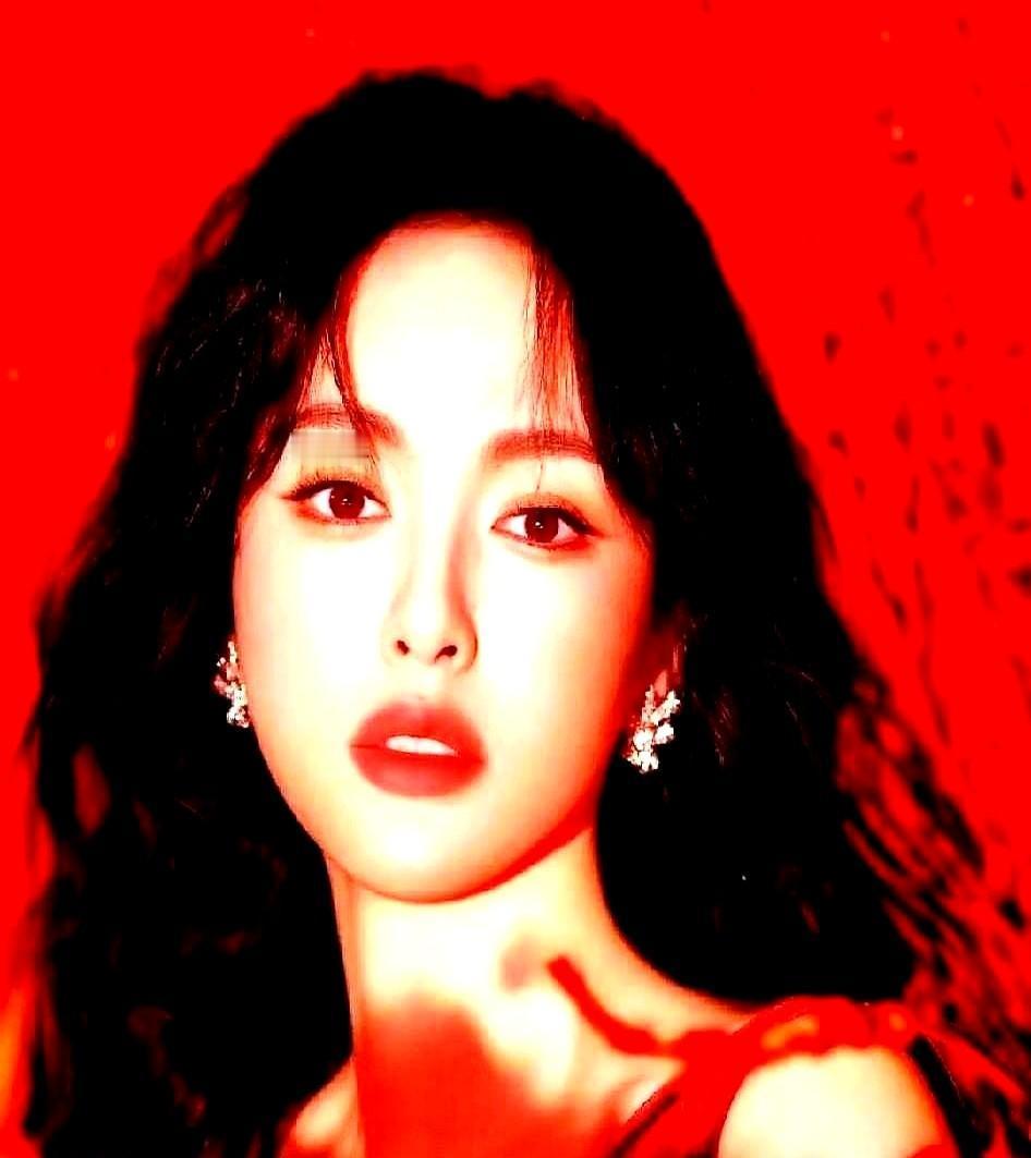 他们不晒娃，不炒恩爱，不接亲子综艺。
唐嫣推掉三部戏，罗晋拒了八百万的跨年晚会。