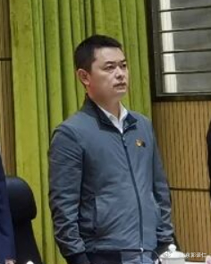 纪检监察干部黄峰勇救落水儿不慎被卷浪中，经游客抢救最终脱离危险，黄峰，退役军人，