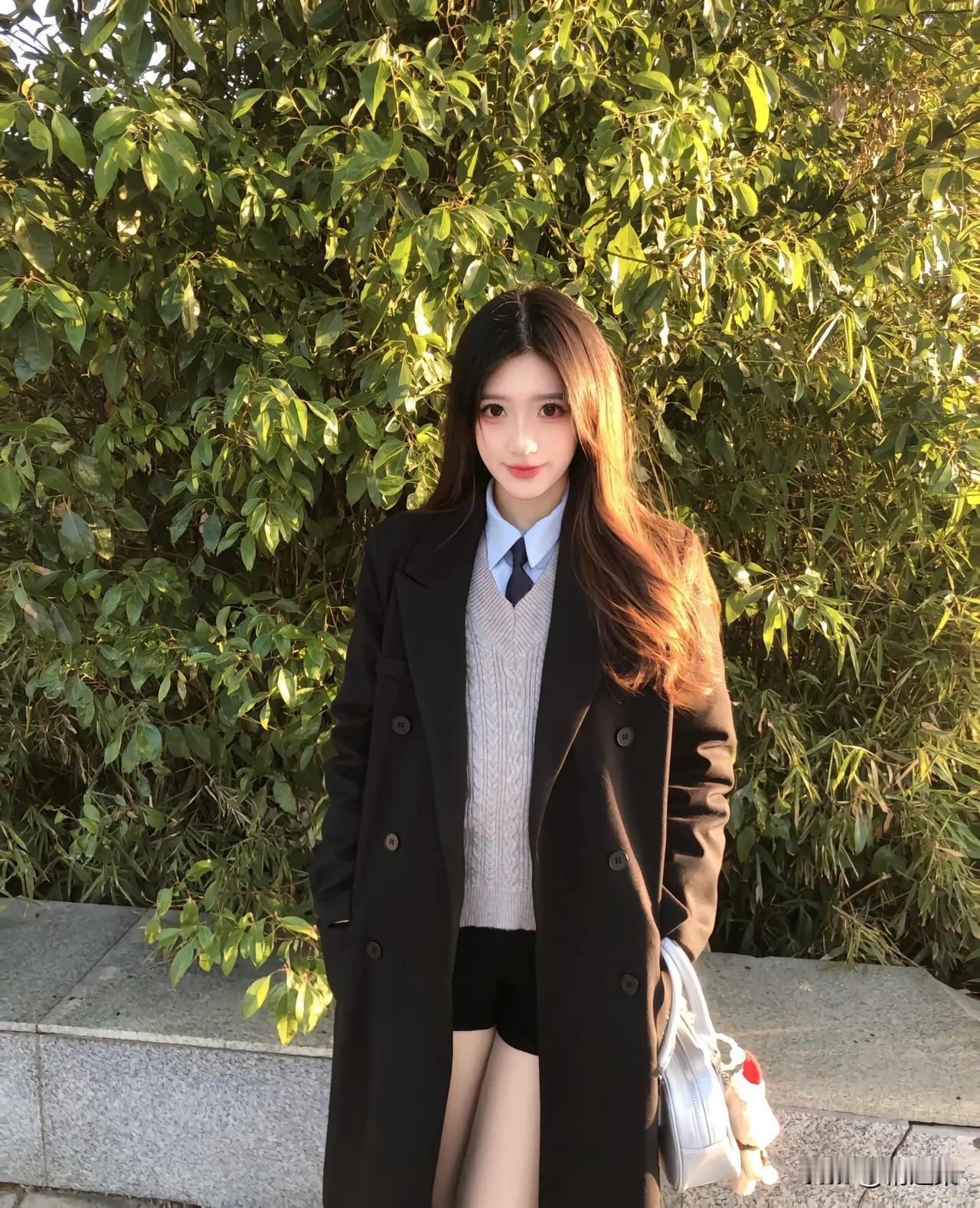 绿树掩映下，美人倚栏立。