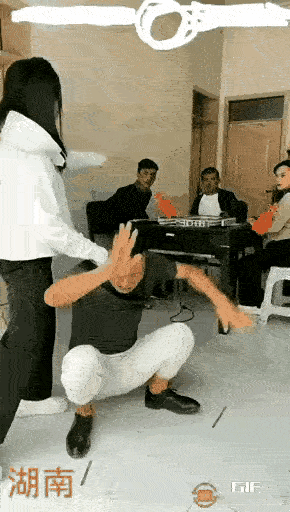 哇这个女人厉害了，谁家娶到这个女人，他家一定旺三代！

男子出去跟几个朋友打麻将