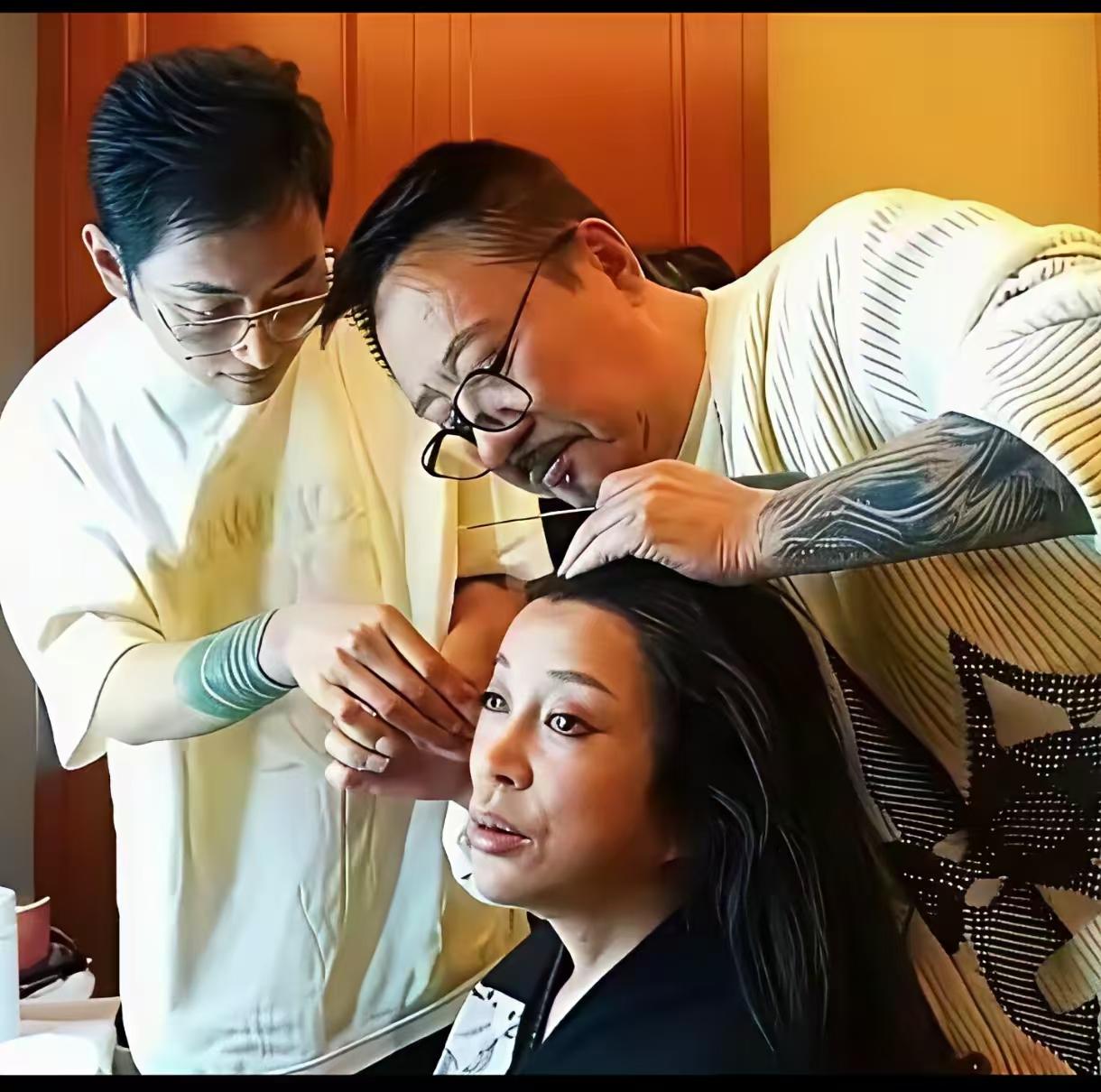 刘晓庆太老了，声音老了，口齿不清，嘴巴肌肉松弛，眼神不聚光，怎么化妆也不行了。中