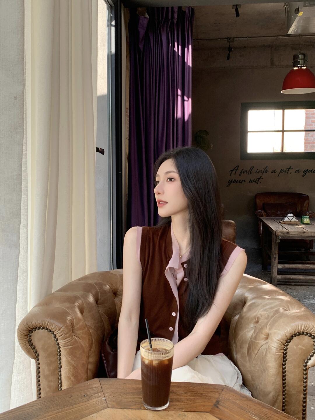 在咖啡厅的闲暇时光☕️