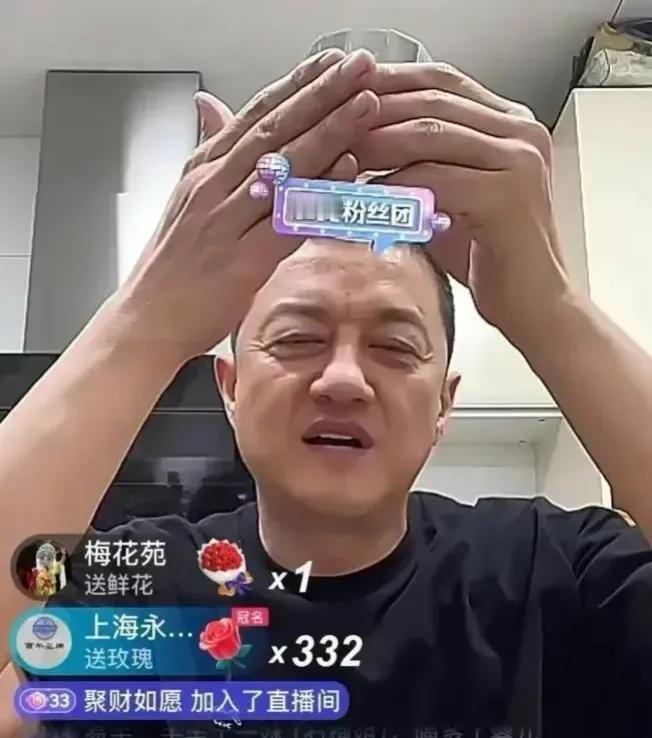 李亚鹏挺没脸的！

昨天李亚鹏晚上直播哭穷，说连续吃了一个星期的外卖，求网友打赏