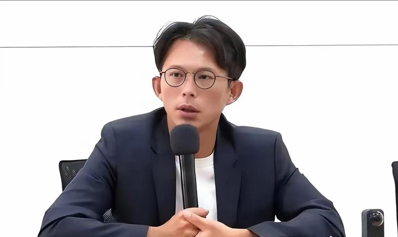 就在刚刚，
​台“民众党主席”黄国昌发表声明，
​4月8日，针对郑丽文在南京中山