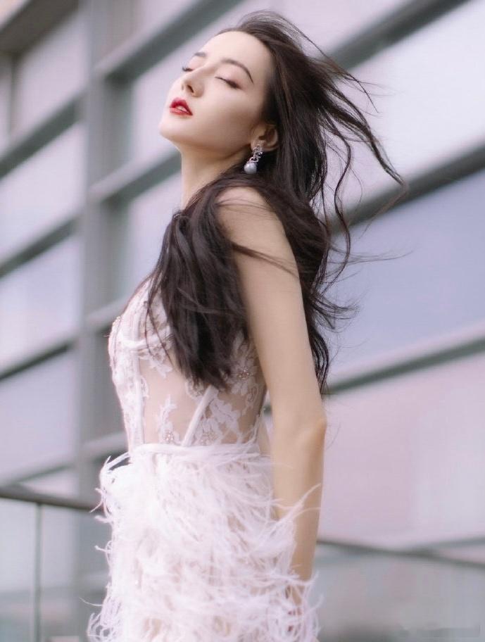 #迪丽热巴透视吊带羽毛裙# 啊啊啊啊啊姐姐杀我，这组图真的美绝了，高挺的鼻梁不要