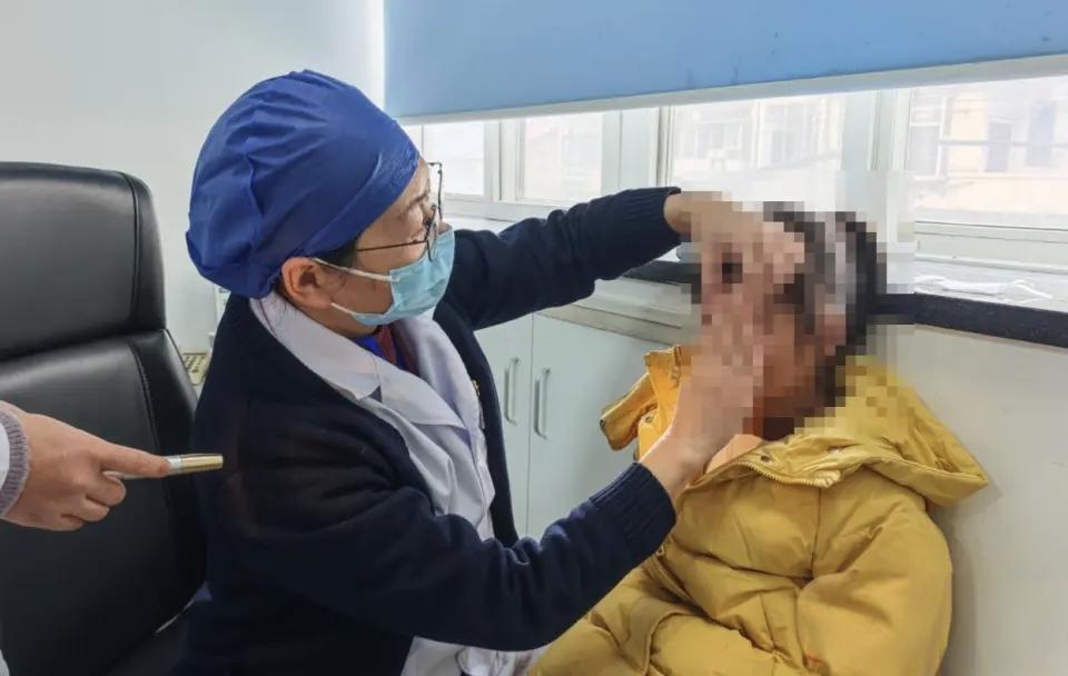 担心的事还是发生了！一个5岁多的小女孩，突然老说看东西有重影，眼睛还总不由自主往