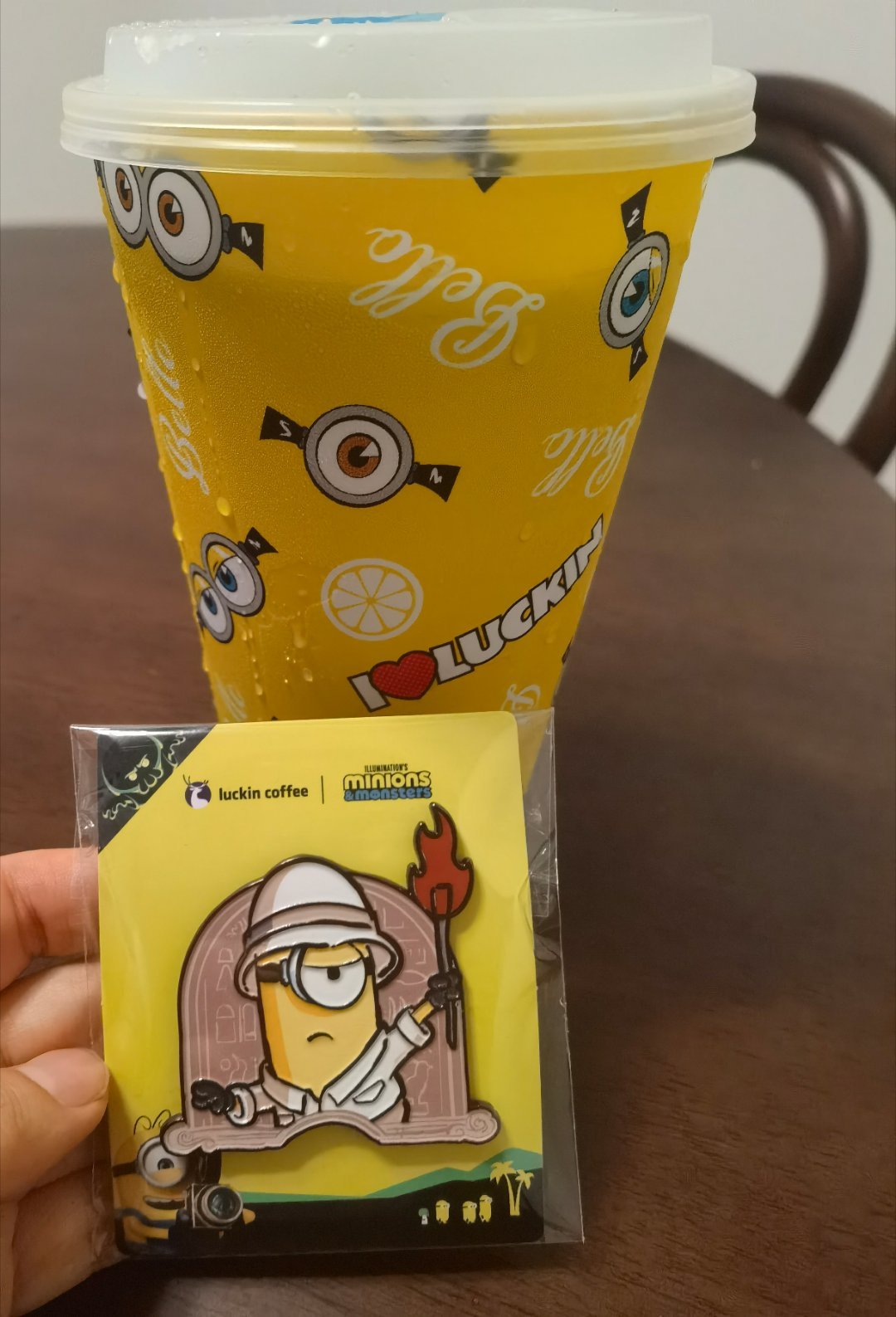 好可爱呀～～徽章后面是吸铁，完全可以当冰箱贴 瑞辛联名小黄人真的很可爱，感觉徽章