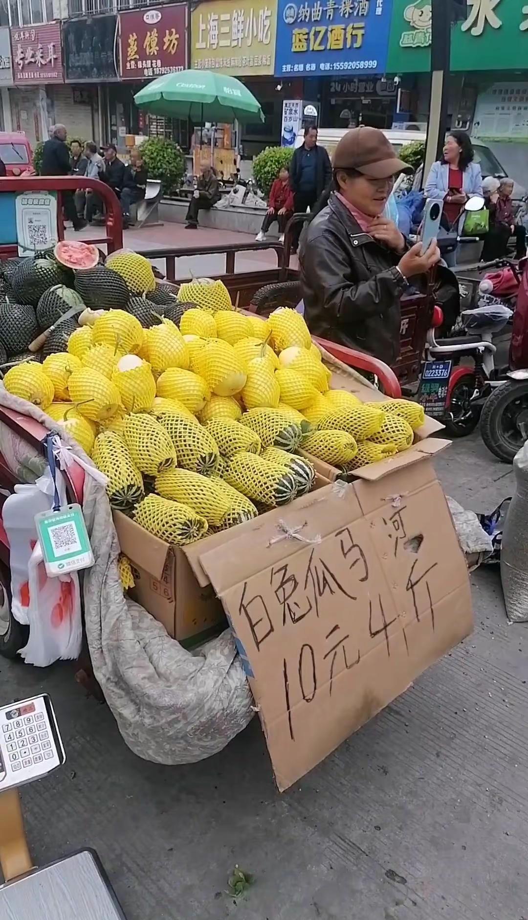 早市烟火气，生活热腾气。🌅清晨的广场早市，吆喝声此起彼伏，每一步都踩着新鲜的市