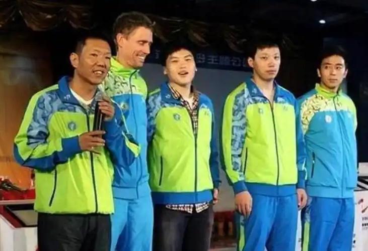 5位乒坛名将同框：

我只认出了喜容绽放、拿着话筒的马文革，高大修伟、垂首微笑的