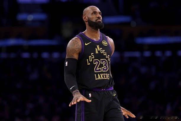 詹姆斯连续得分上双纪录终结后（11场比赛）场均25.2分5.7篮板6.1助攻1.