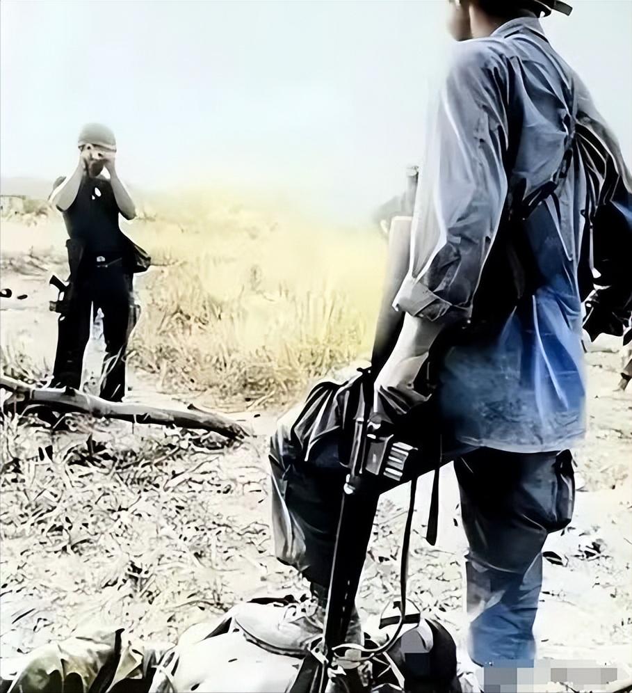 1972年，战场上躺着一个越南女兵的尸体，旁边的美国士兵一把扯下她的裤子，撩起她