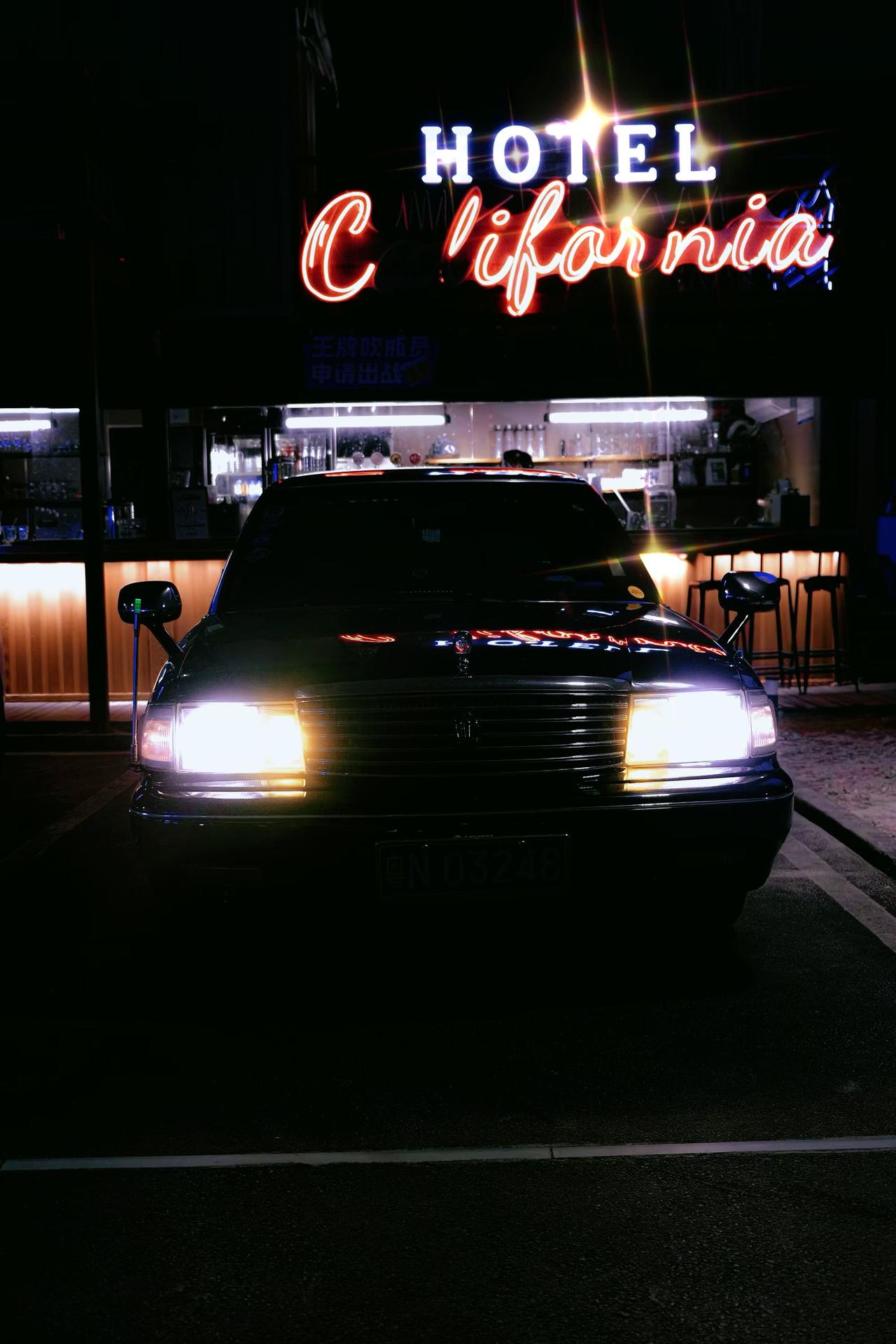 汽车文化 内燃机的魅力 内燃机永不落幕 霓虹灯 皇冠133