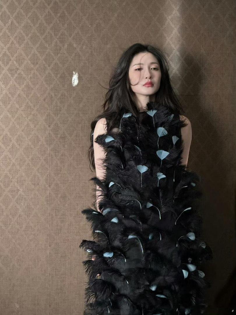 江疏影这张脸就是为都市剧而生的 江疏影含泪侧脸的镜头真的太绝了！那种破碎中带着孤