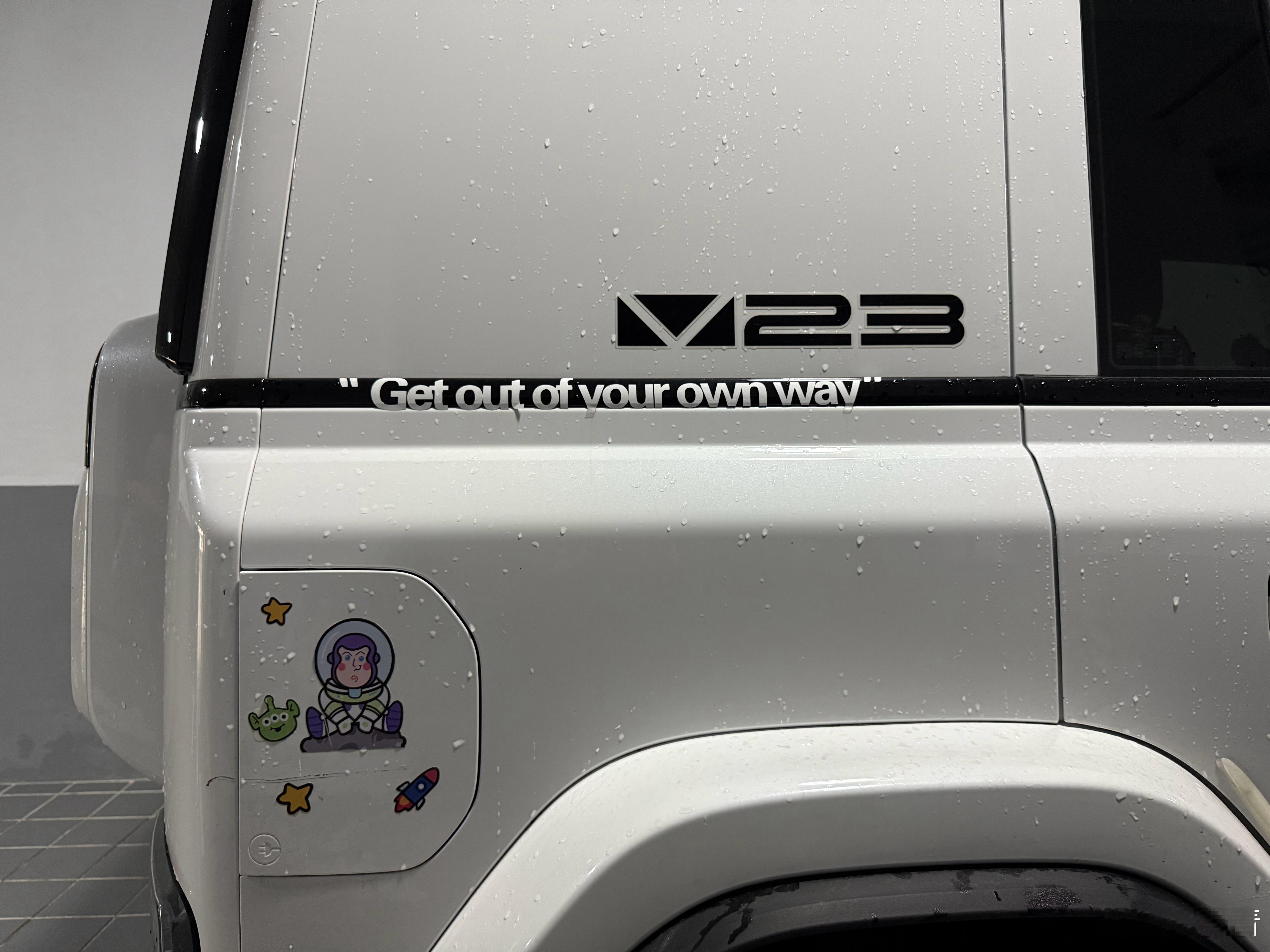 看到一台帅到犯规的白色icar v23 顿时想到一句话：最极致的设计，是让白色自