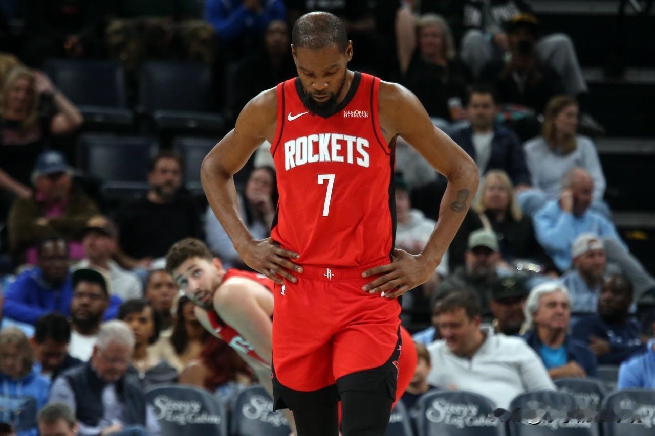 杜兰特又伤了，这次是左脚踝扭伤，上次是右脚踝，对于一位投篮为主攻手段的球员来说，