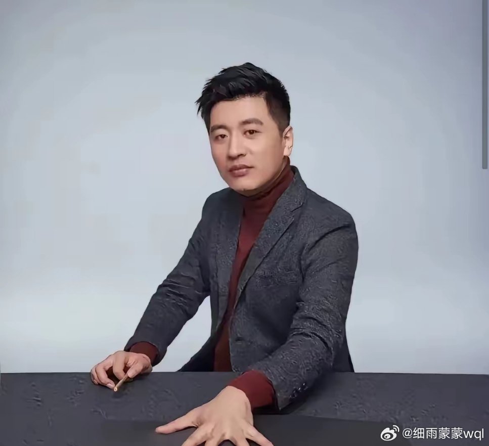 张雪峰真是张怼怼。一个女大学毕业生穿了一件粉色的裙子来求职，说她是做短视频的，想