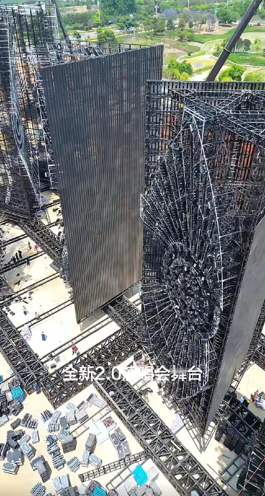 这个演唱会场地不错，感觉很高档。
以后想看演唱会可以去云南了。