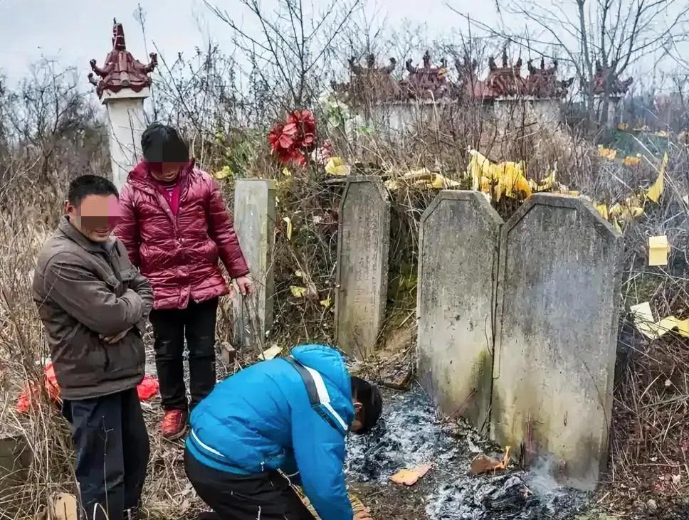 “祖宗显灵？”湖南，一男子花16500元，为父母立了块墓碑，岂料，2年后的清明节