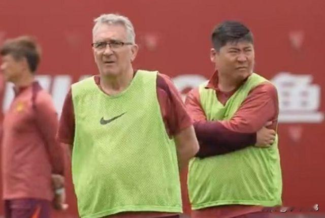 外教在中国足坛折戟沉沙之谜，是否受限于中方教练组的迷之操作。比方说国足阵容、出场