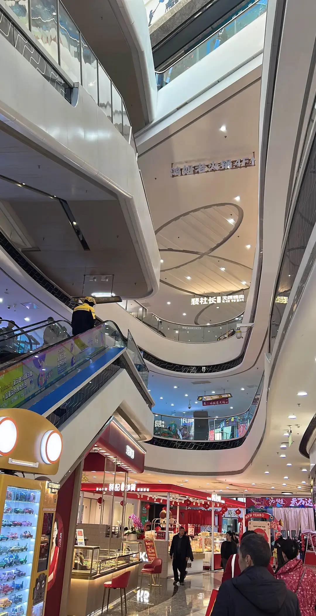 2025年春节七天假期，常住人口比平时少掉580万。

492万外地户籍打工人集