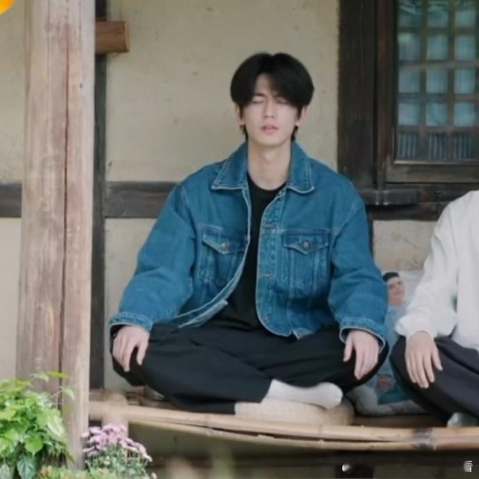 笑死我了张凌赫《向往的生活》冥想喜感拉满！挑眉嘴角微颤，网友：用脸打军体拳第一人