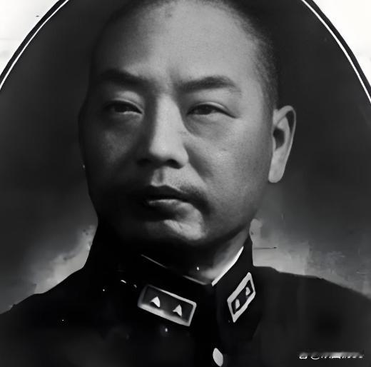 1947年，国军师长下令枪毙100个地下党，一个少将当场拦下：兄弟，留条后路
