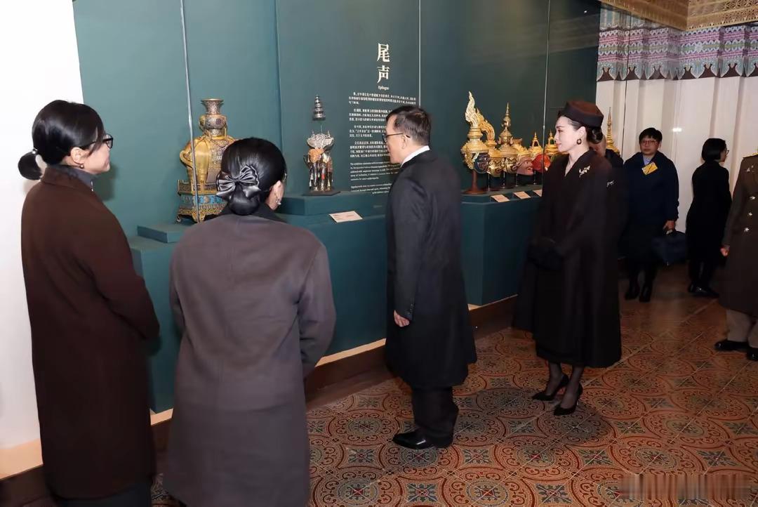 泰国国王和王后17日在北京故宫博物院