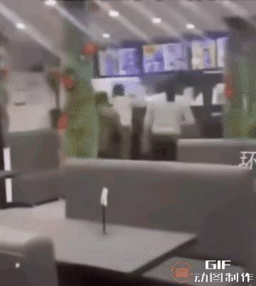 说这是亵渎他们的信仰，可实际上菜单里压根没牛肉！这帮人直接抄起东西砸玻璃、掀桌子