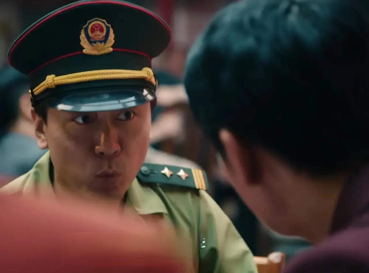 追剧巜扫毒风暴》 王辉在第一集就出现了，他是卢天赐的证婚人，致辞后就去接老婆，离