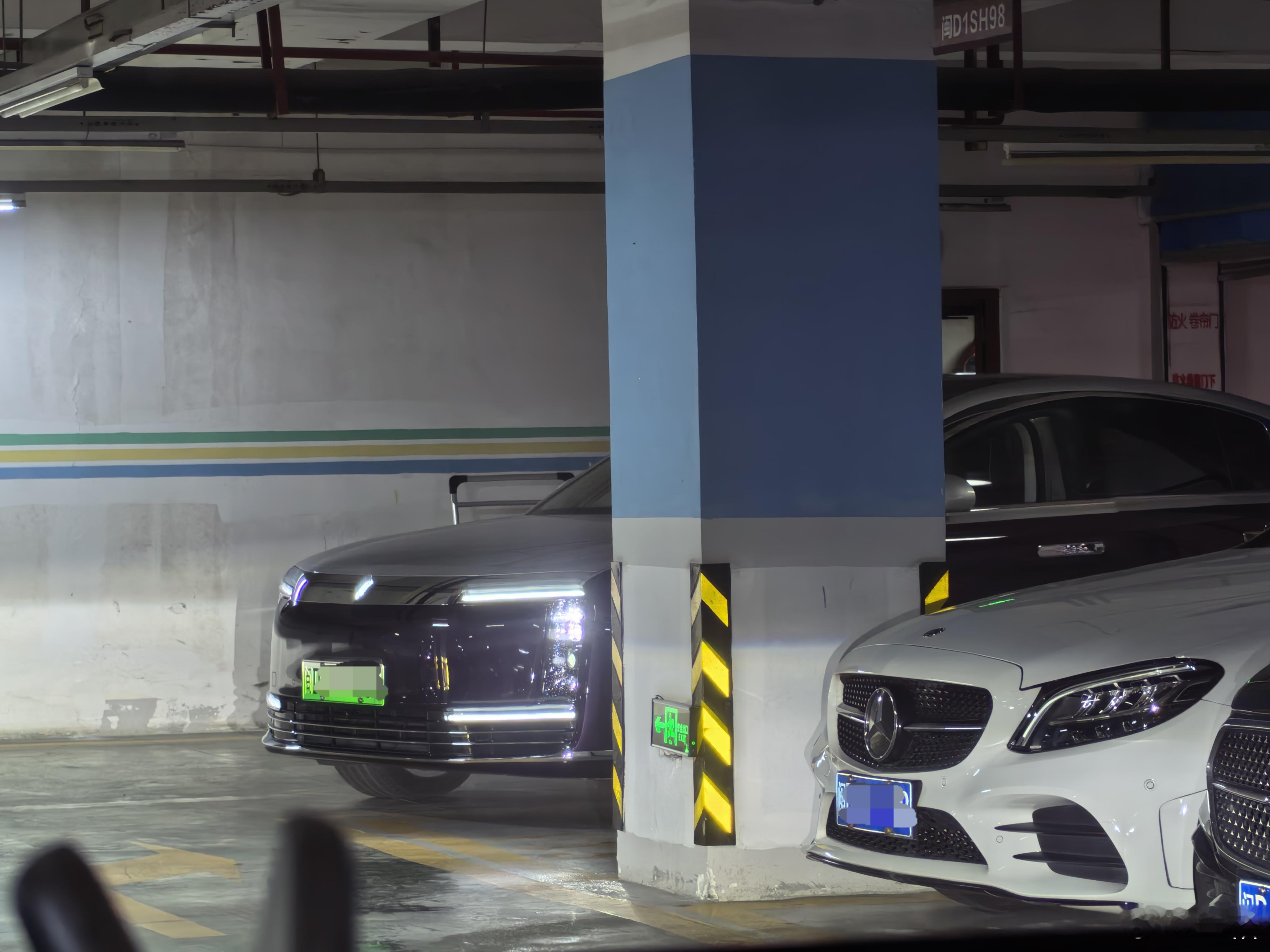 不是… 邻居大叔在挪车，聊了下发现他把五菱换成尊界了 