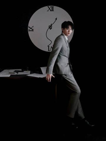 #王俊凯碰撞璀璨回响# #王俊凯灰色西装look#王俊凯碰撞璀璨回响，魅力无限。