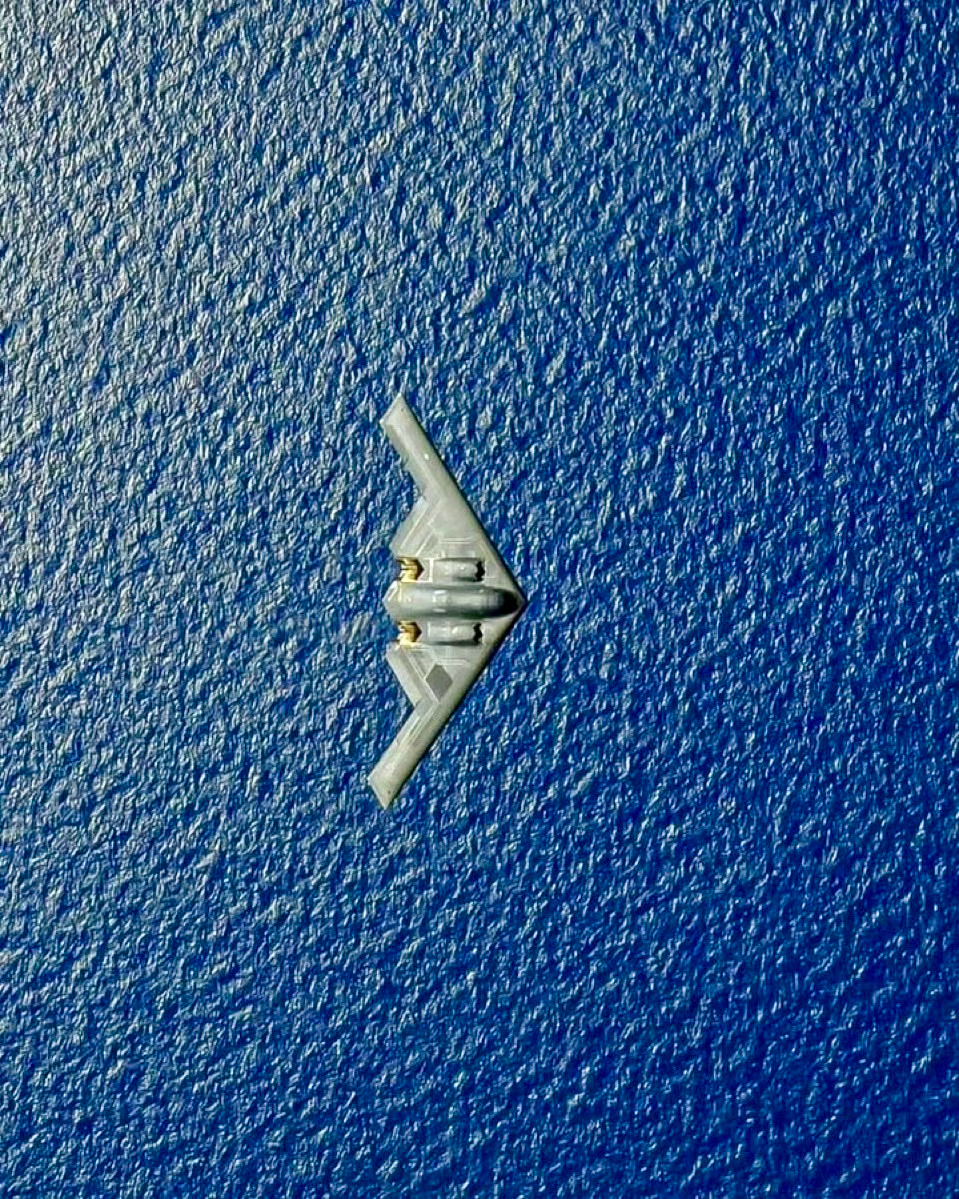 中图为中、美四款五代战机从重型到中型的比对，从上至下依次为歼20、F22、歼35